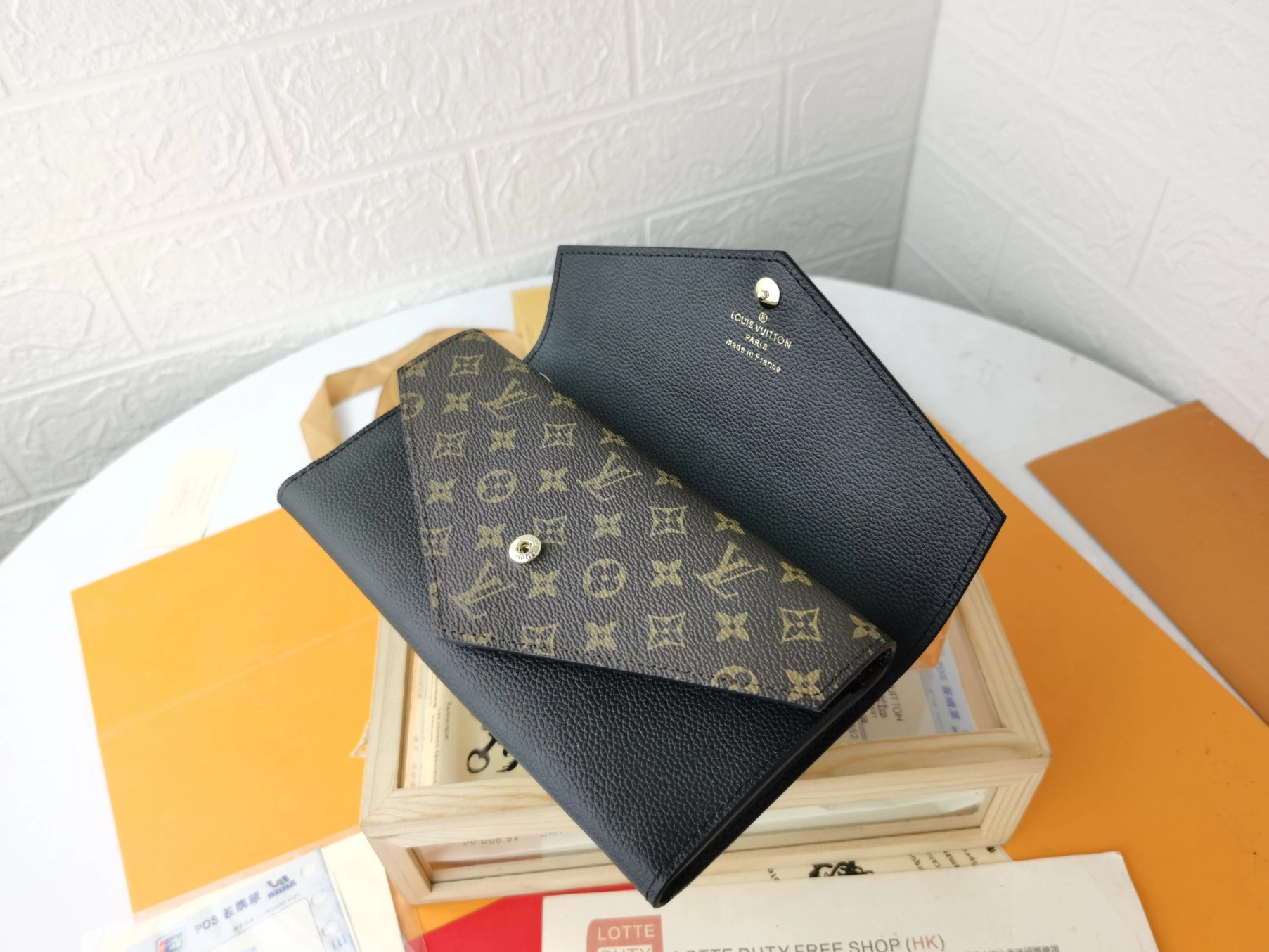 WellDesigned 9438 Louis Vuitton LV Card Case For Women - Image 6