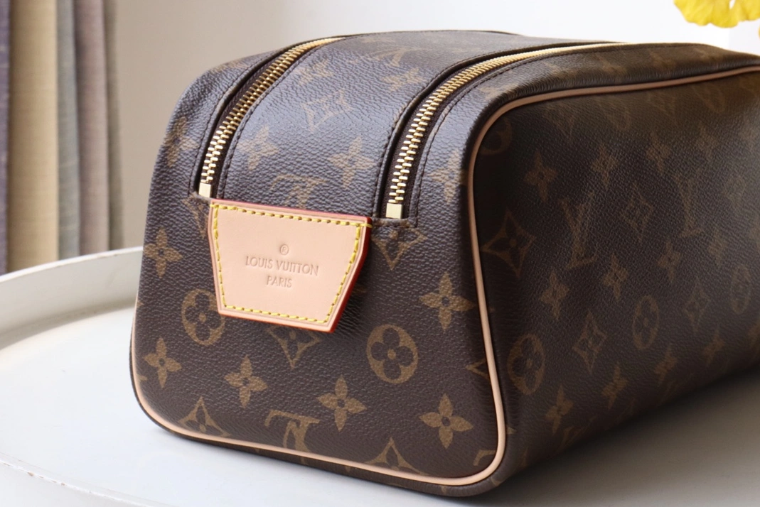 WellDesigned 9464 Louis Vuitton AAA Quality Handbags For Women - Image 4