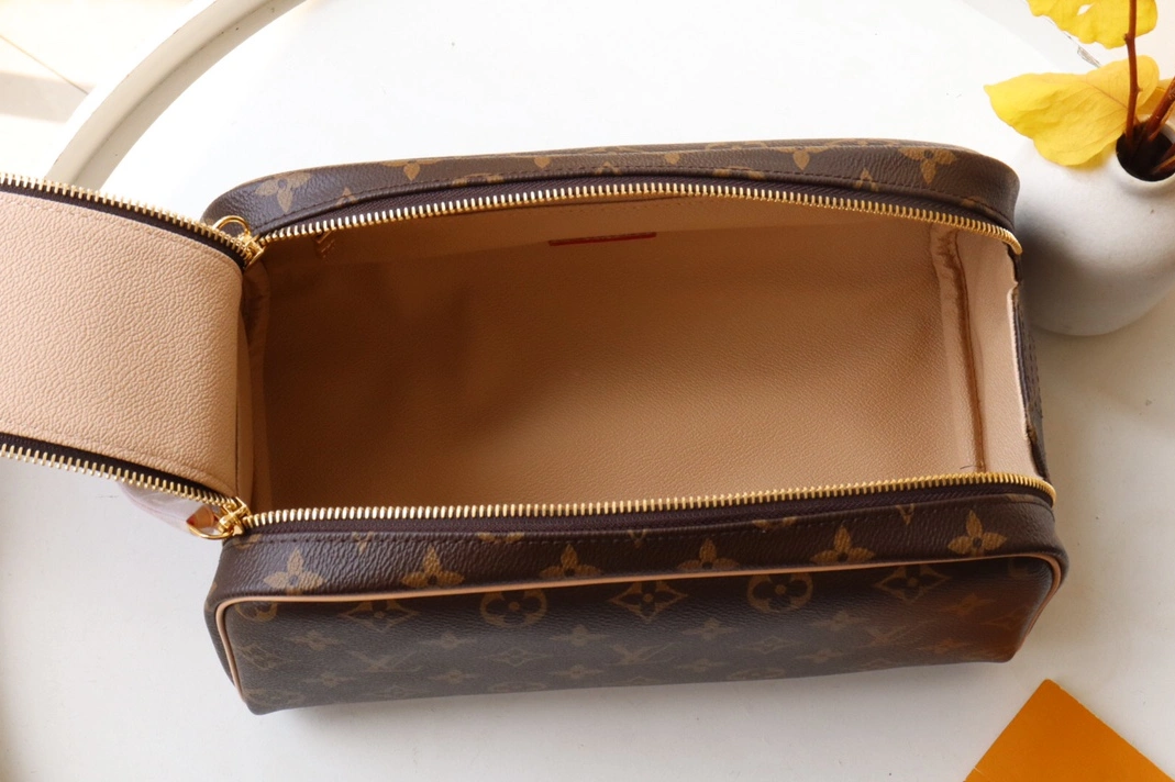 WellDesigned 9464 Louis Vuitton AAA Quality Handbags For Women - Image 8