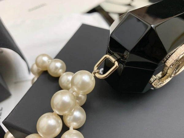 UrbanStyle CHANEL AIRPODS CASE PRO NECKLACE 1709 - Image 5