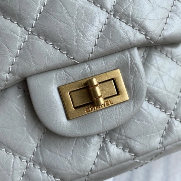 Trendy CHANEL FLAP BAG 694 - Image 10