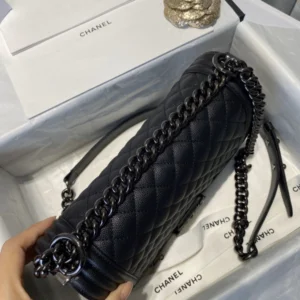 WellDesigned CHANEL BOY BAG 221