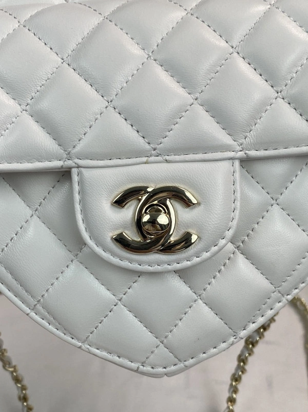 CHANEL Heart Bag-18*16.5*6.5CM AllSeason 1404 - Image 4