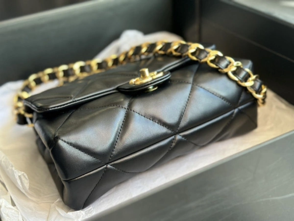 CHANEL FLAP BAG Comfortable 402 - Image 8